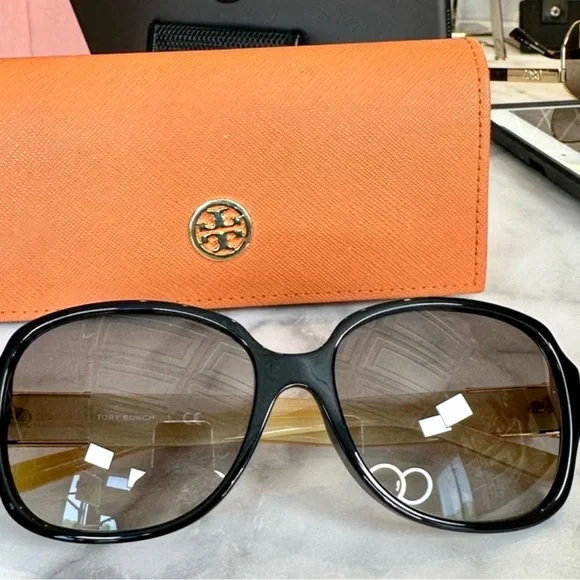 Tory Burch Black Oversized Sunglasses with Orange Logo Case Tory Burch Sunglasses - black - Zalando.co.uk main image 4